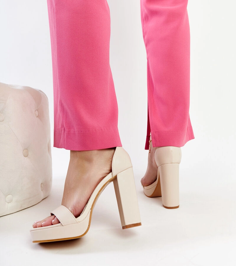 Beżowe sandałki na słupku