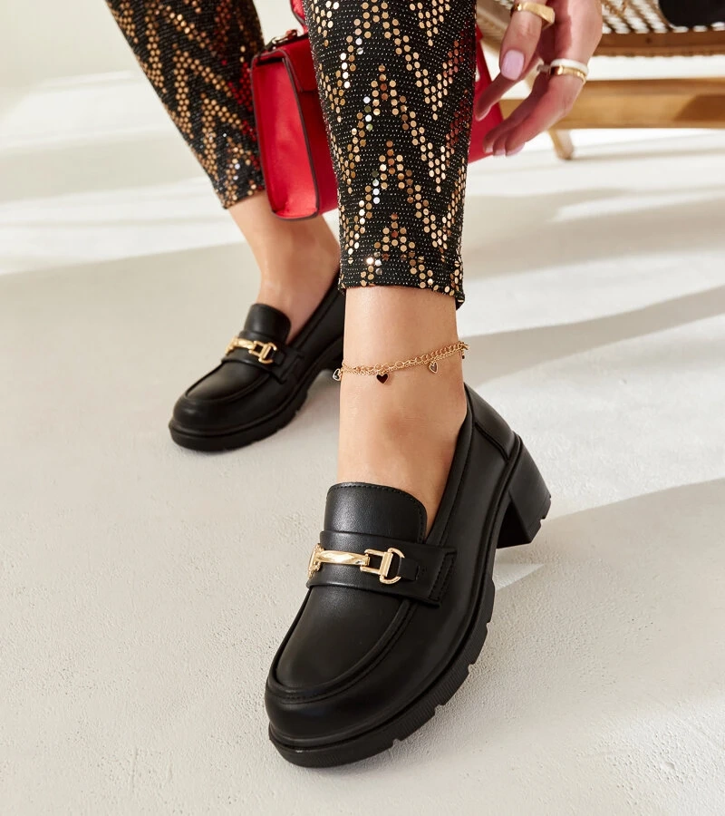 Czarne mokasyny na słupku