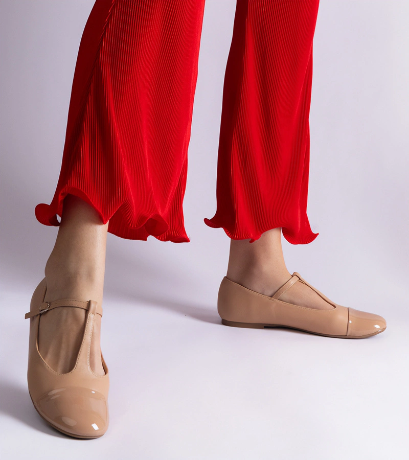 Beżowe balerinki z lakierowanym noskiem zapinane na sprzączkę