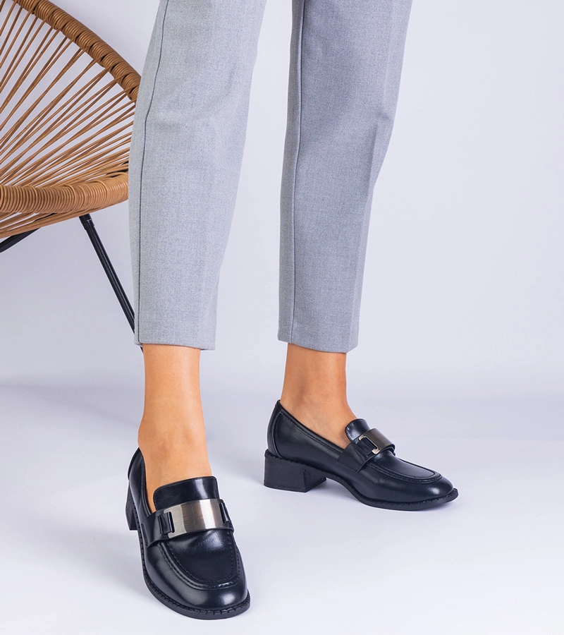 Hers Półbuty czarne na niskim słupku z metaliczną ozdobą