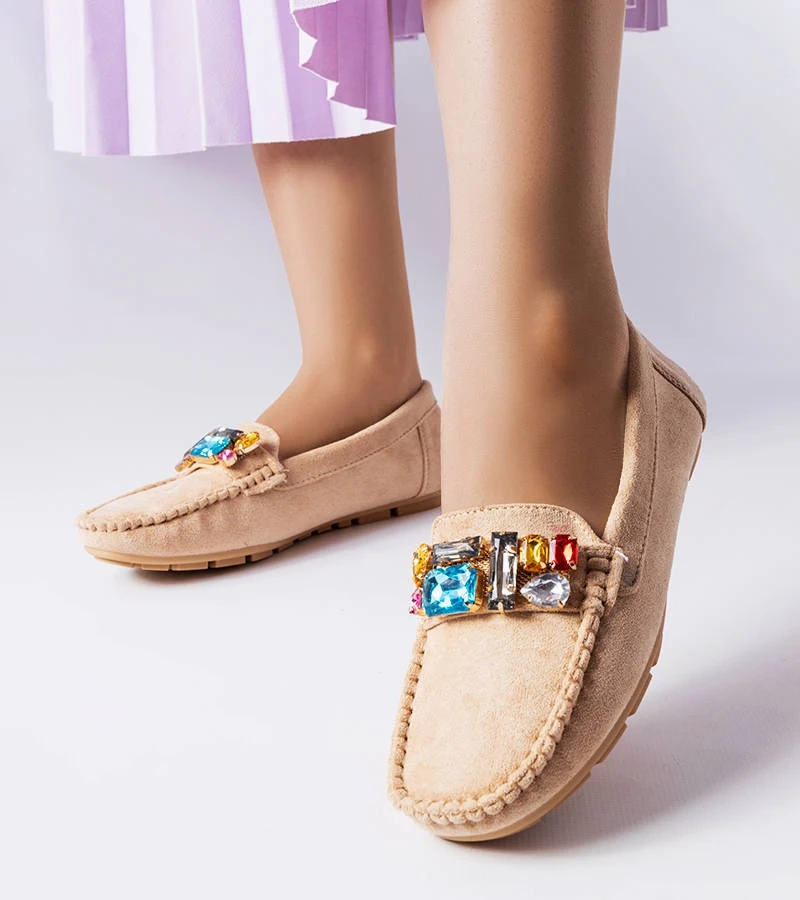 Beżowe mokasyny z kolorowymi cyrkoniami
