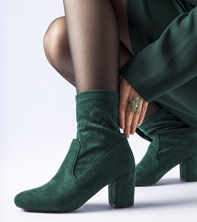 Zielone wsuwane botki na słupku