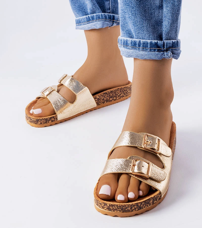 Złote klapki na korkowej podeszwie z klamerkami