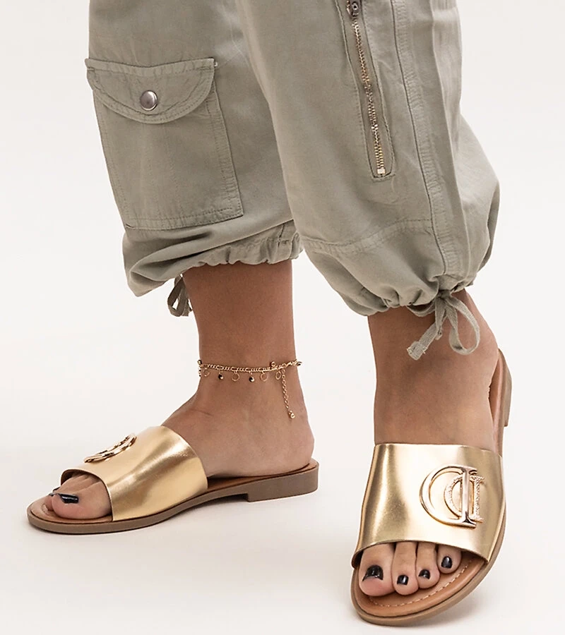 Złote klapki z klamerką