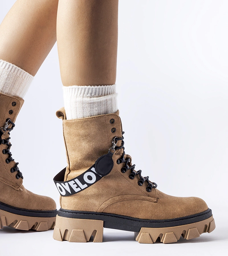 Beżowe botki z ozdobnym odpinanym paskiem