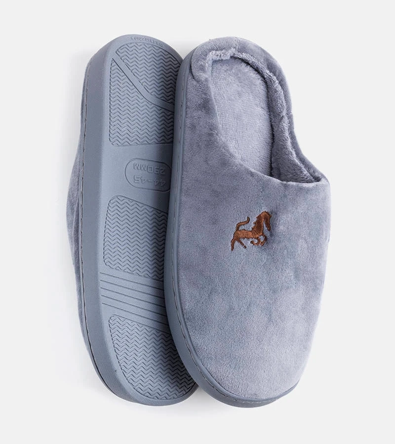 Szare kapcie męskie z haftem