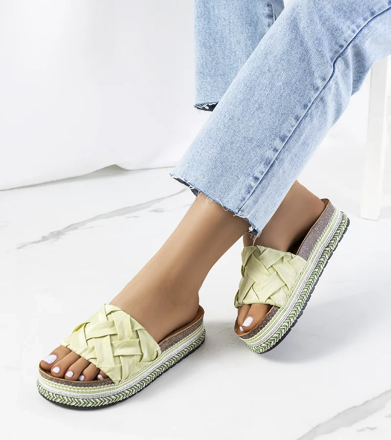 Zielone klapki na platformie