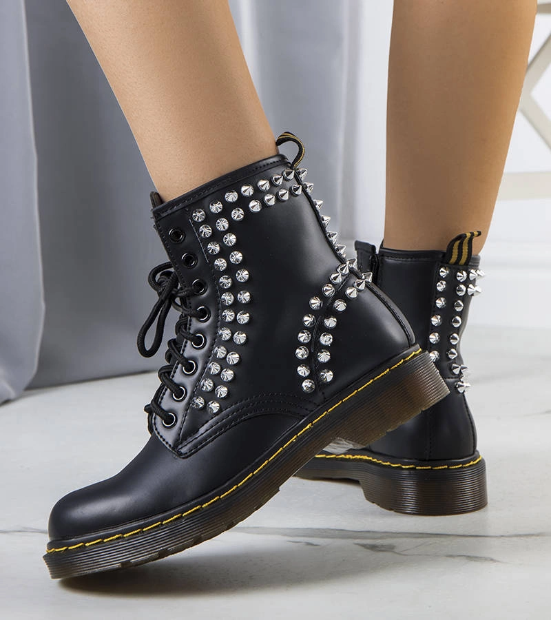 Czarne botki z ćwiekami