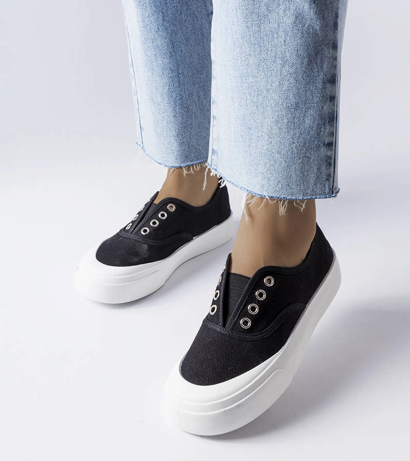 Czarne wsuwane trampki na wysokiej podeszwie