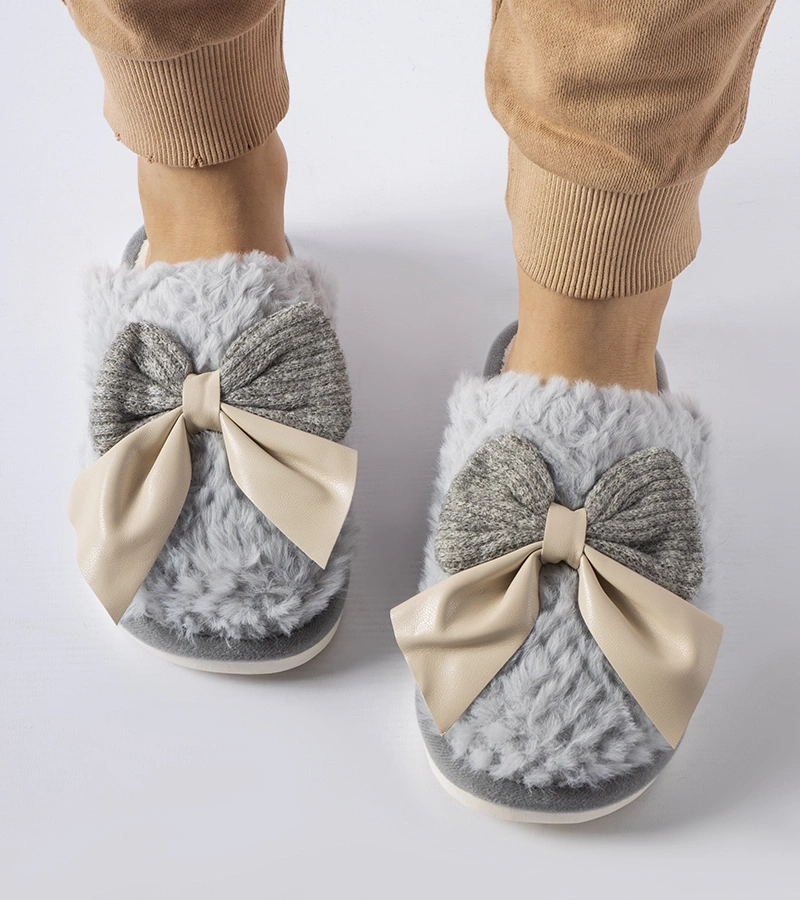 Szare kapcie z eleganckimi kokardami