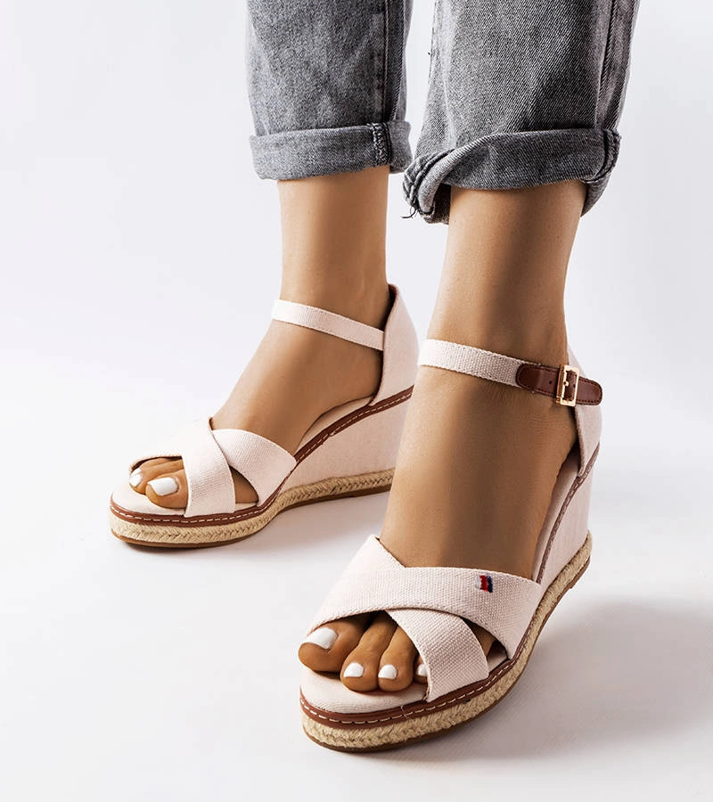 Białe espadryle na koturnie