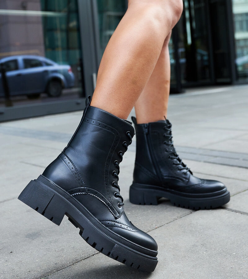 Czarne trapery zdobione przeszyciami