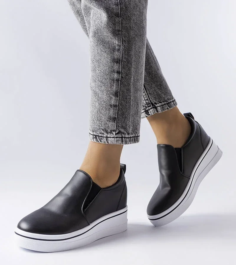 Czarne trampki na koturnie