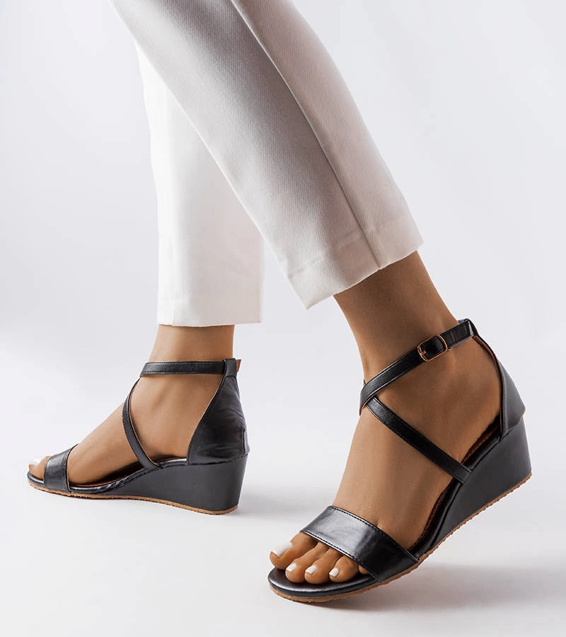 Czarne sandały na koturnie