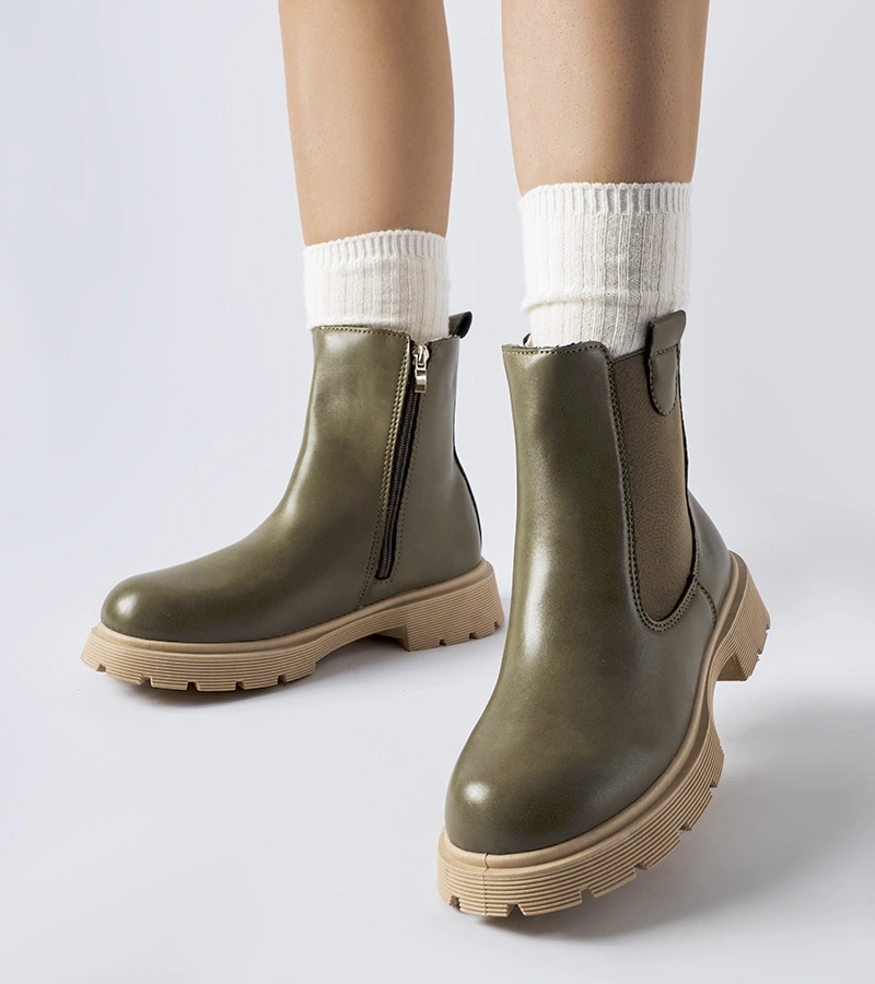 Zielone botki na beżowej podeszwie