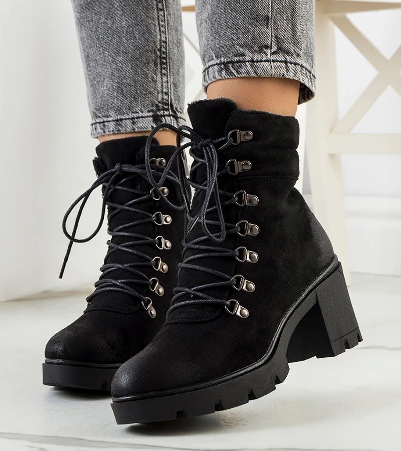 Czarne modne botki z wiązaniem