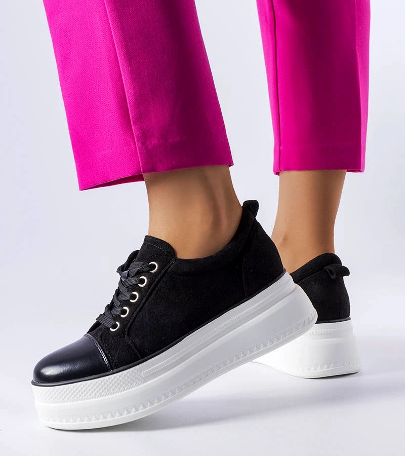 Czarne sneakersy na wysokiej podeszwie