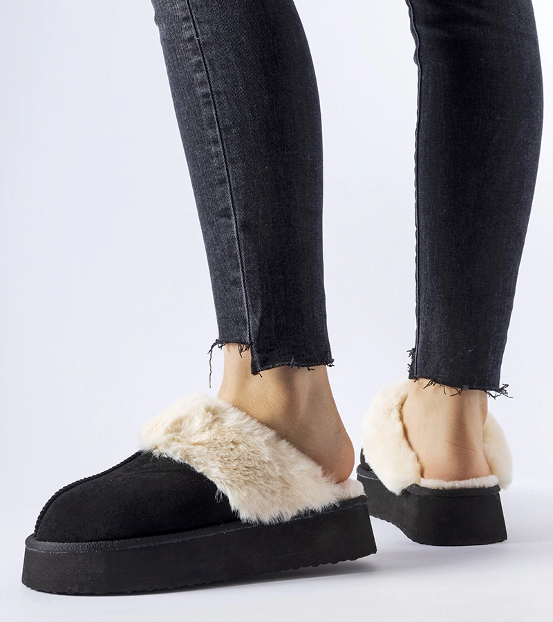 Czarne kapcie z jasnym futerkiem