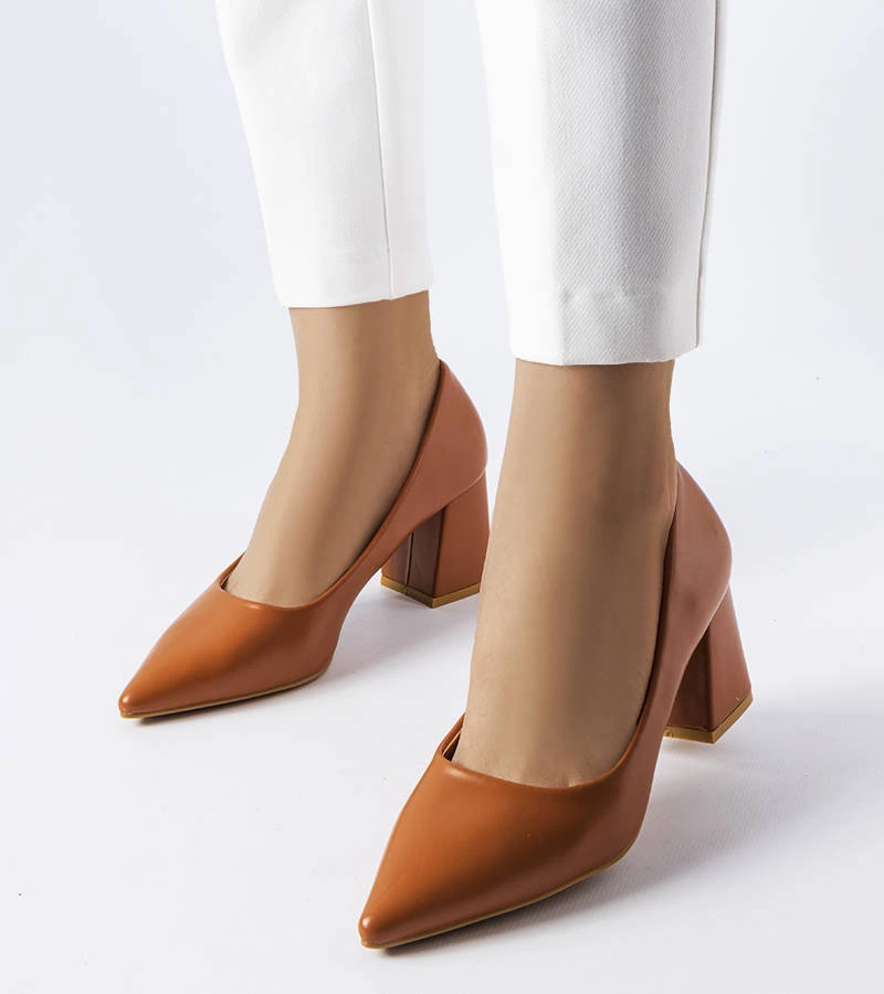 Brązowe czółenka na słupku