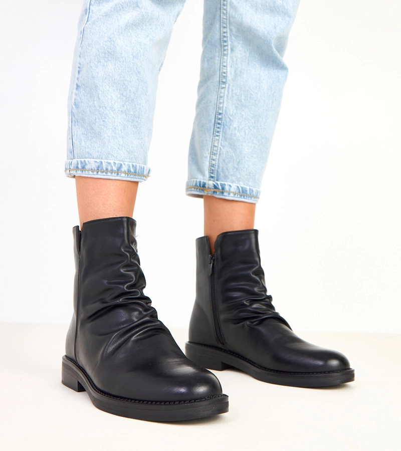 Czarne botki damskie z marszczeniem