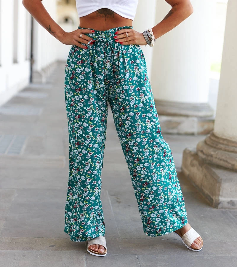 Zielone spodnie o swobodnym fasonie w kwiaty