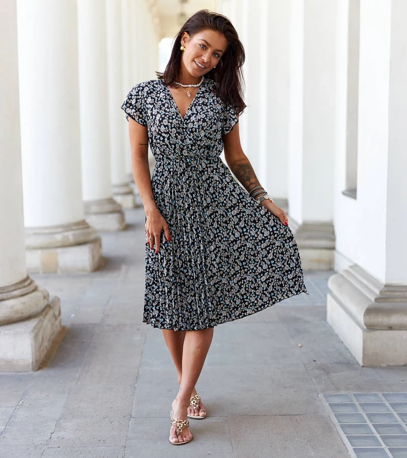 Czarna plisowana sukienka w kwiaty