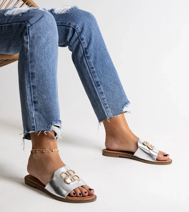 Srebrne klapki z ozdobną klamerką