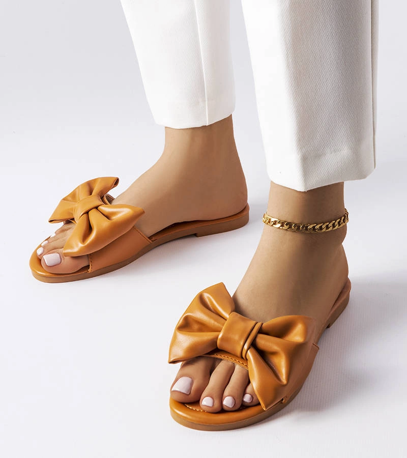 Brązowe klapki eleganckie zdobione kokardą