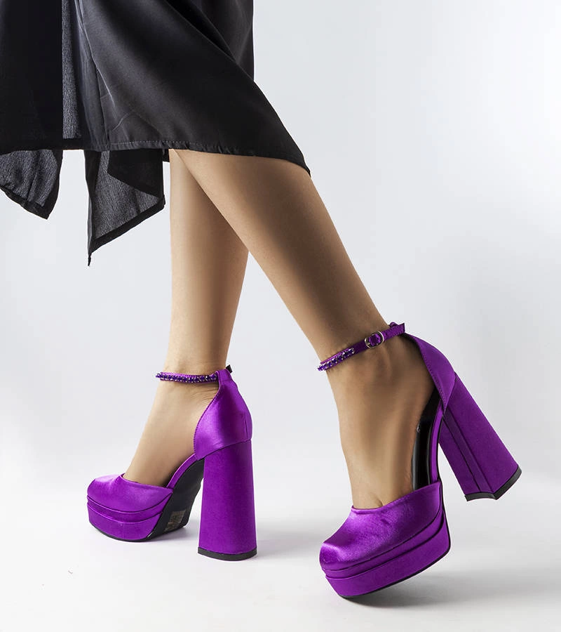 Fioletowe czółenka na wysokim słupku