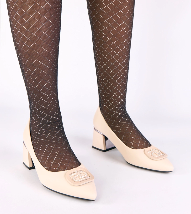 Hers Beżowe czółenka na słupku zdobione cyrkoniami