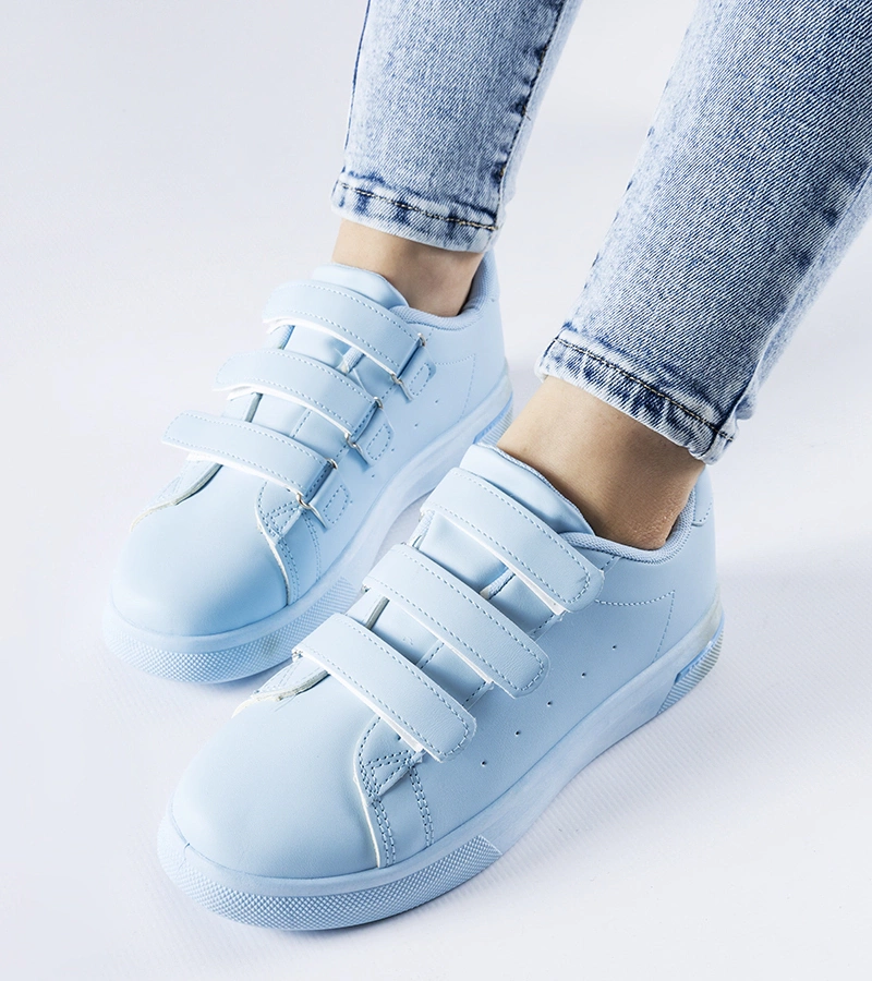 Błękitne sneakersy zapinane na rzepy