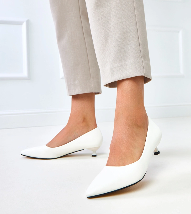 Hers damskie białe czółenka na niskim obcasie