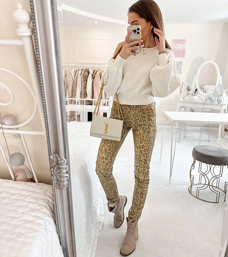 Beżowe spodnie w print zwierzęcy