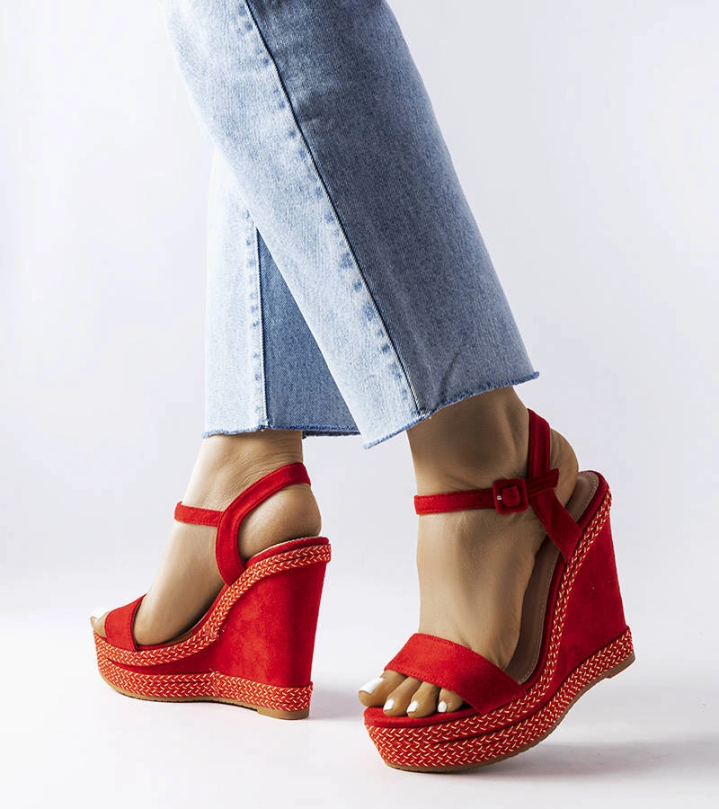 Czerwone sandały na koturnie