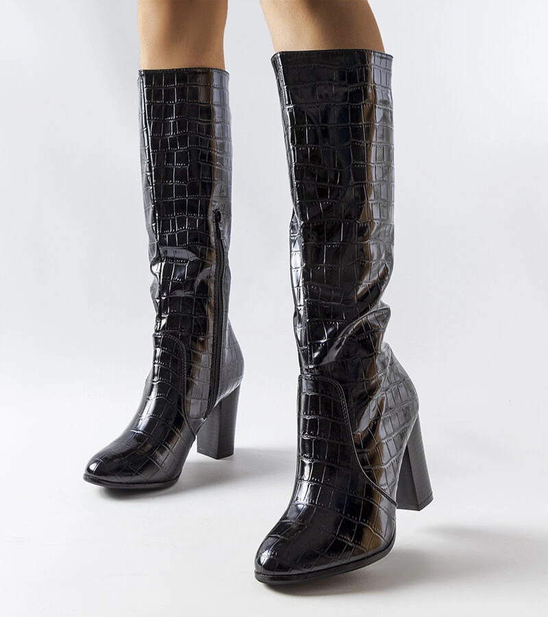 Czarne ocieplane kozaki w krokodyli wzór