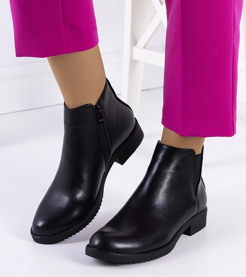 Czarne botki typu sztyblety