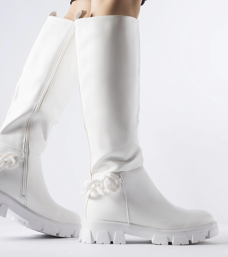 Białe płaskie kozaki z łańcuchem