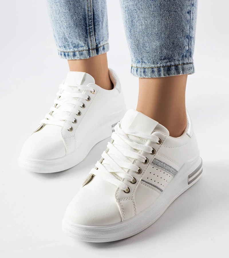 Białe sneakersy ze zdobioną cholewką
