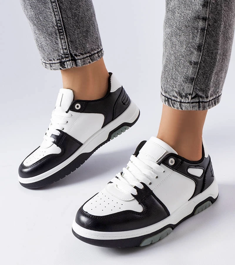 Czarne sneakersy na wysokiej podeszwie