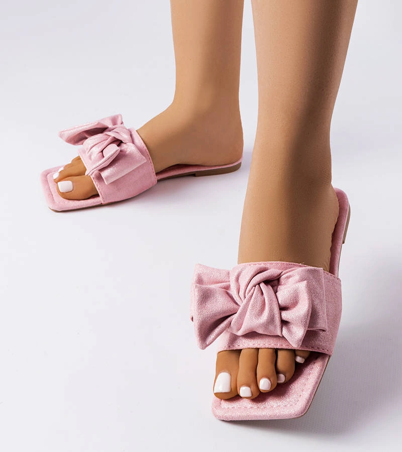 Różowe klapki brokatowe zdobione kokardą