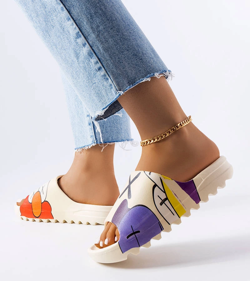 Beżowe klapki gumowe ozdobione nadrukami