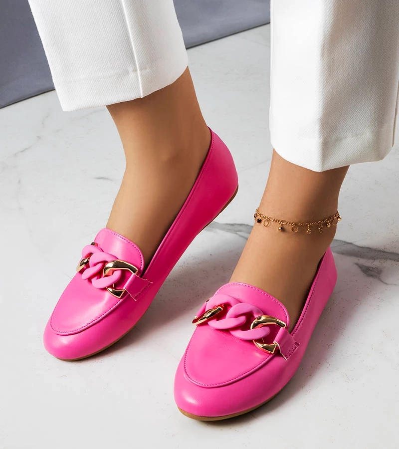 Różowe mokasyny z ozdobnym łańcuchem