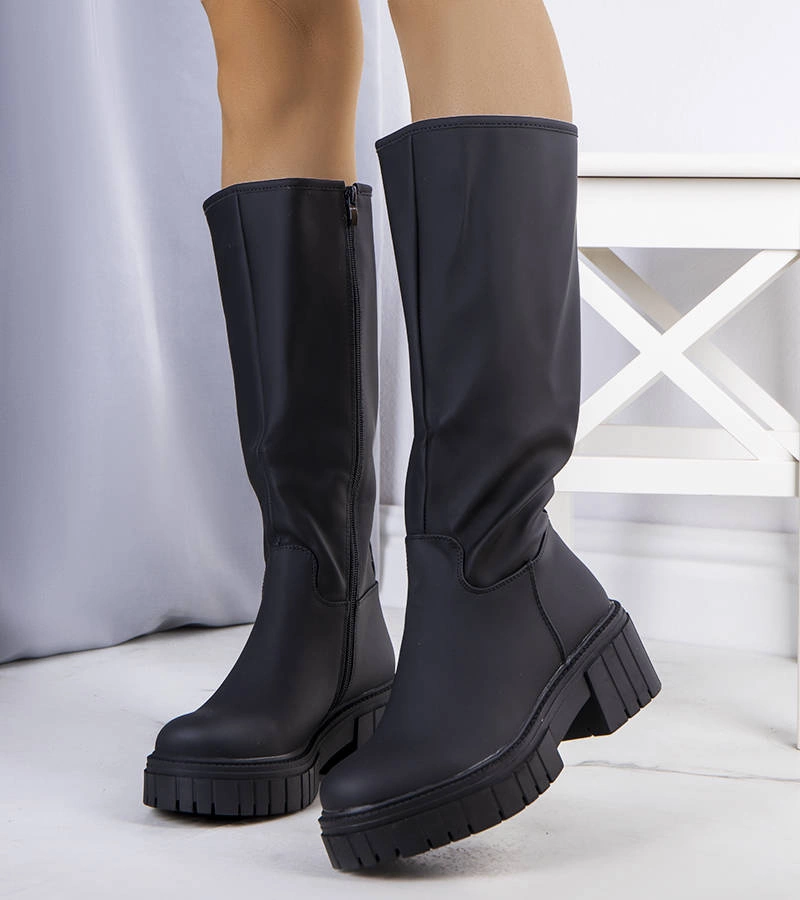 Czarne ocieplane kozaki na wysokiej podeszwie