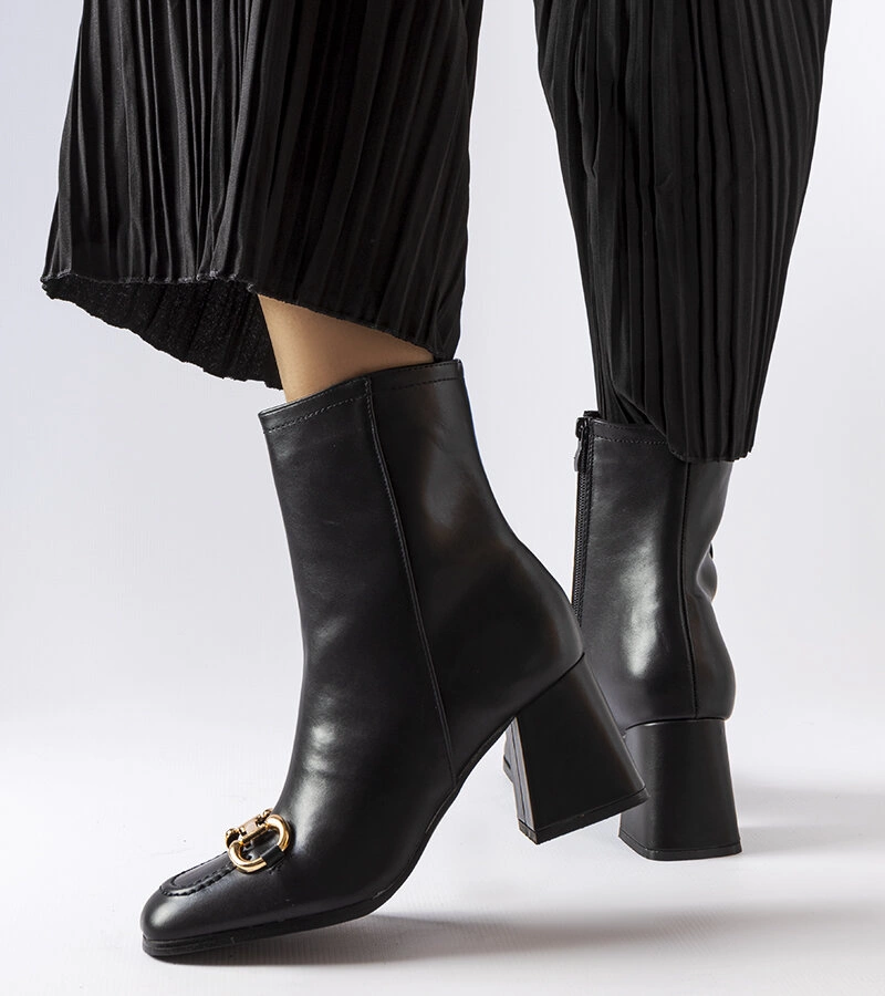 Czarne botki na słupku