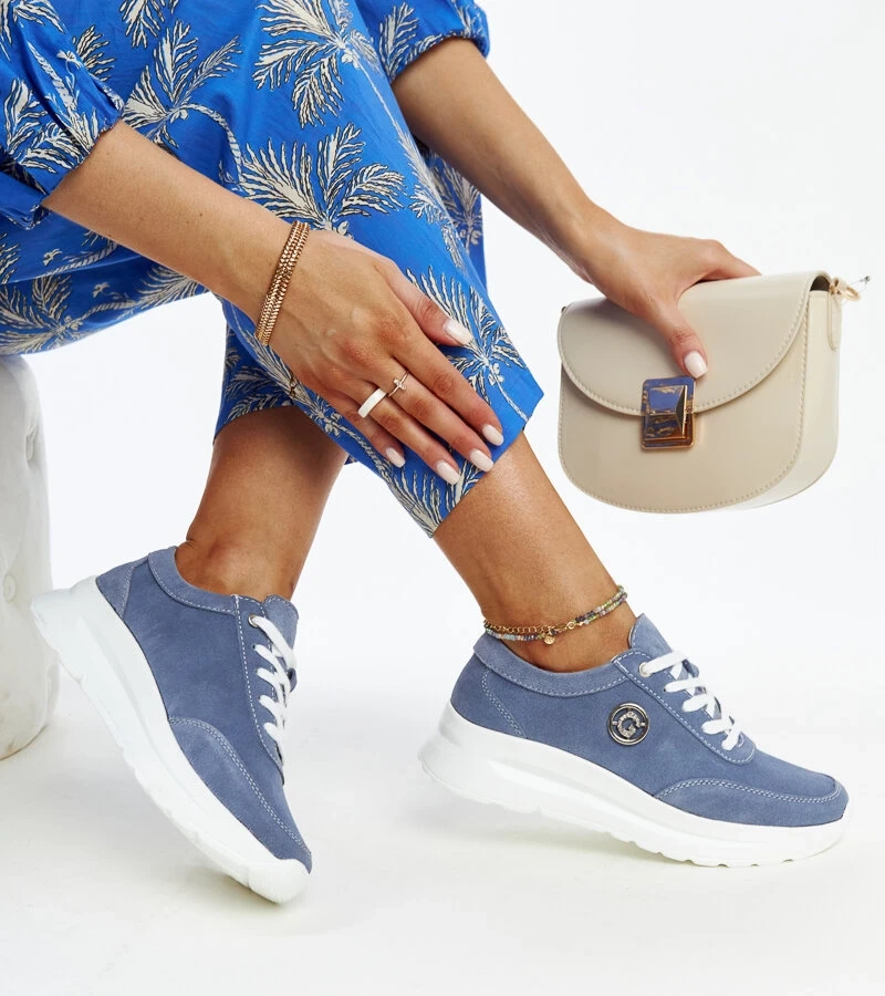 Niebieskie skórzane sneakersy na platformie