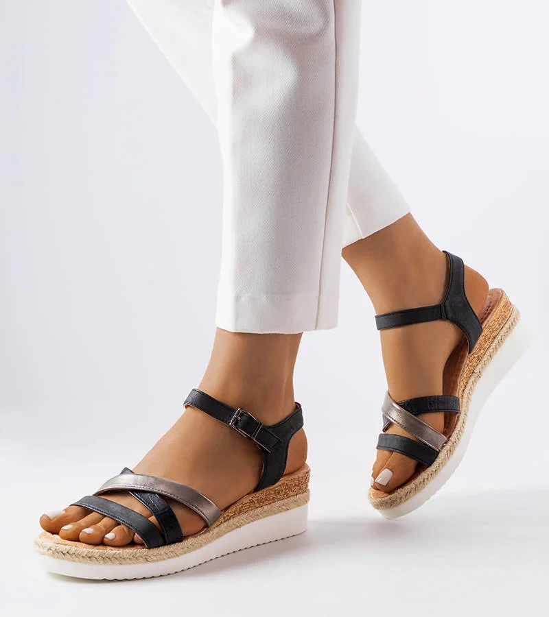 Czarne sandały na koturnie