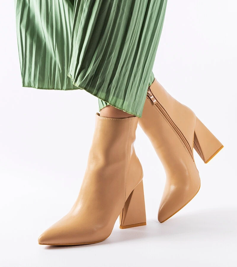 Beżowe botki ze szpiczastym noskiem