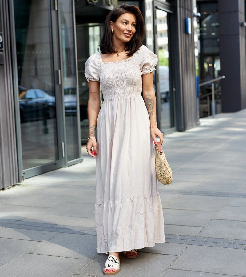 Beżowa sukienka z marszczeniem maxi