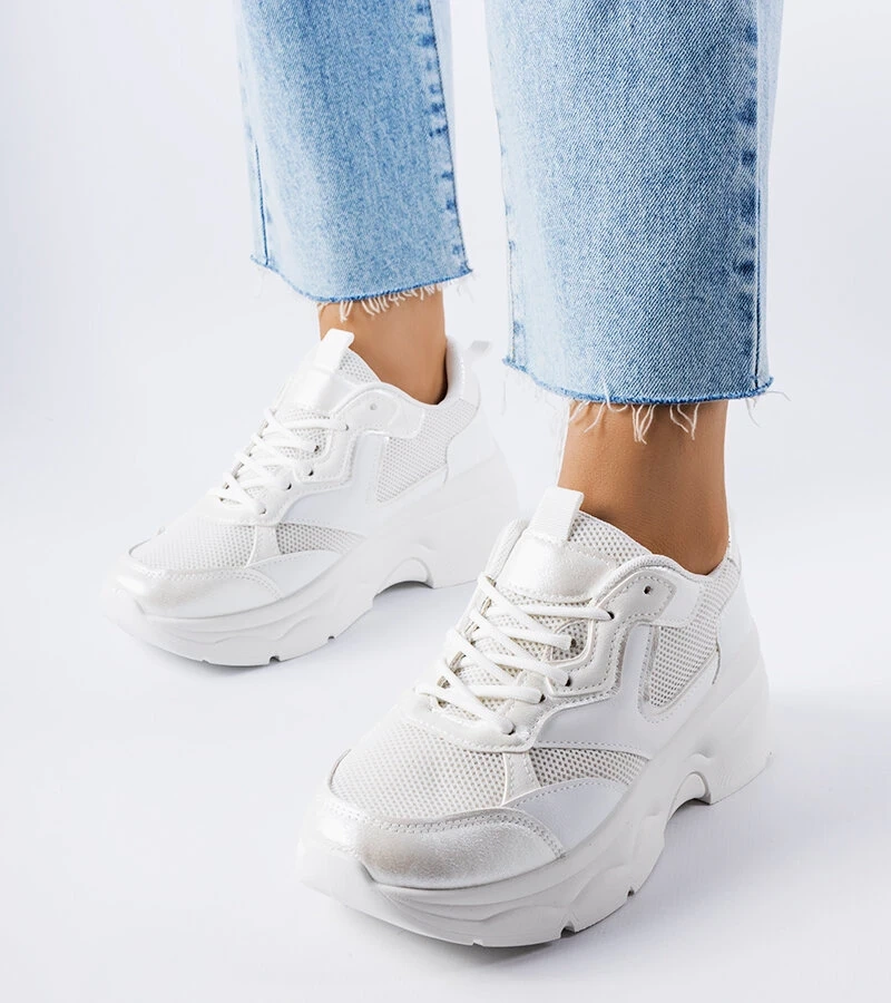 Białe sportowe sneakersy