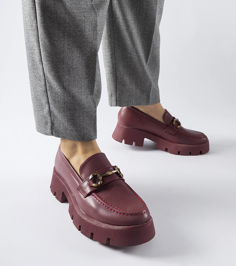 Bordowe mokasyny z klamerką